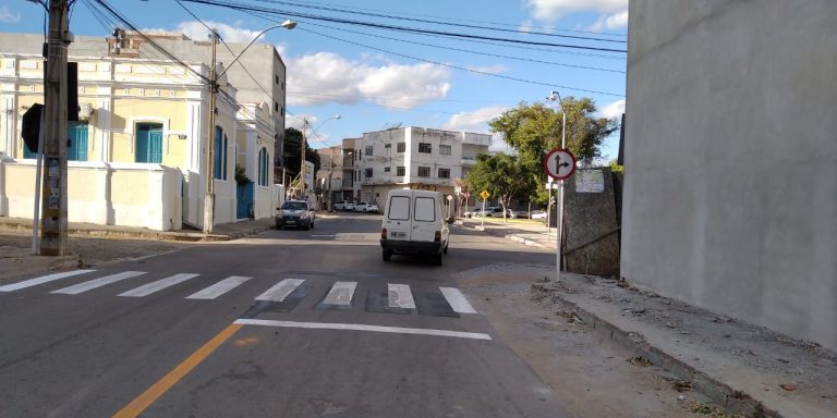 Praça Tancredo Neves teve mudanças no fluxo de trânsito em Guanambi