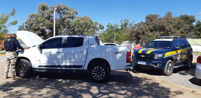 Motorista foi flagrado com carro roubado após ultrapassagem irregular em Luís Eduardo Magalhães