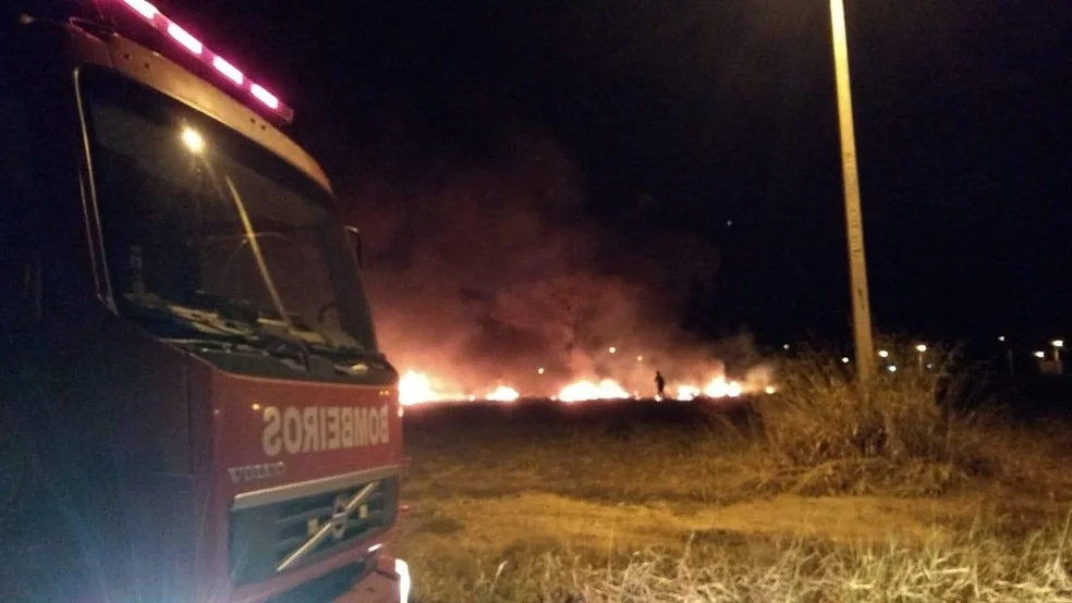 Bombeiros combatem incêndio próximo a posto de combustível em Luís Eduardo Magalhães