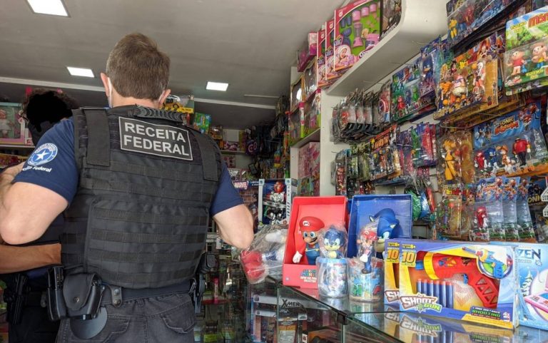 Mercadorias falsificadas foram apreendidas pela Receita Federal em Vitória da Conquista