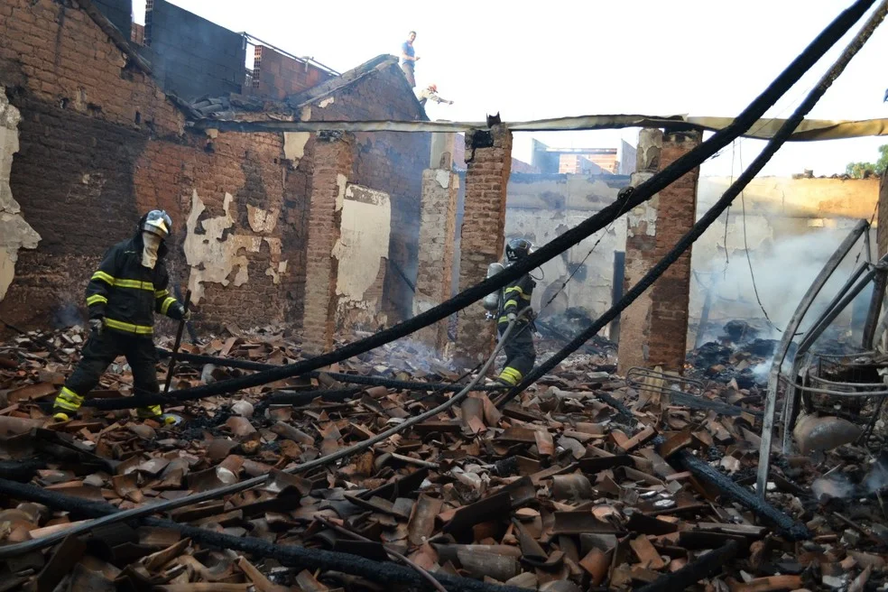 Depósito de loja de móveis ficou destruído após incêndio em Itambé