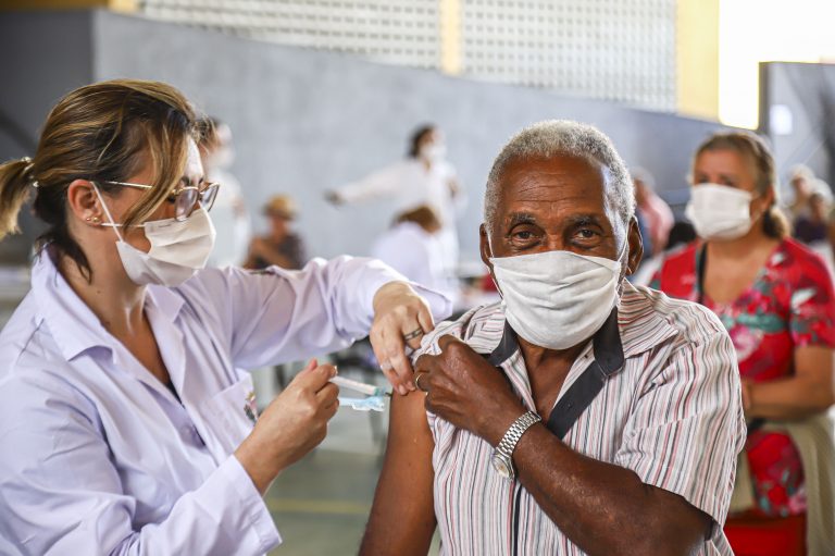 Mais de 20% dos idosos não tomaram segunda dose da vacina contra a covid-19 na Bahia