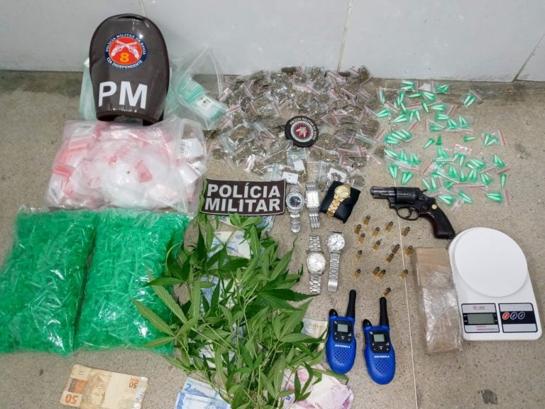 Drogas, arma e dinheiro foram apreendidos em Vitória da Conquista e Itapetinga