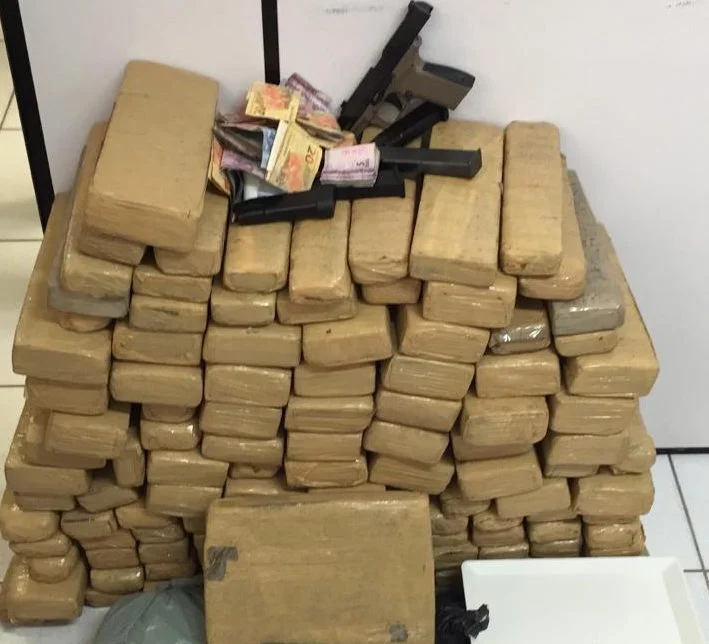 Polícia encontrou 129 kg de maconha em condomínio de Feira de Santana