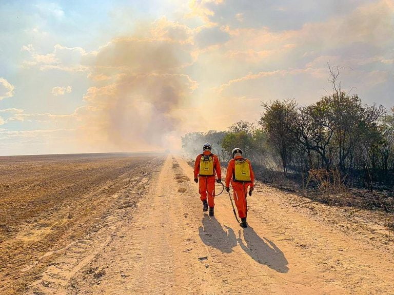 Bombeiros debelam focos iniciais de incêndio em Barreiras