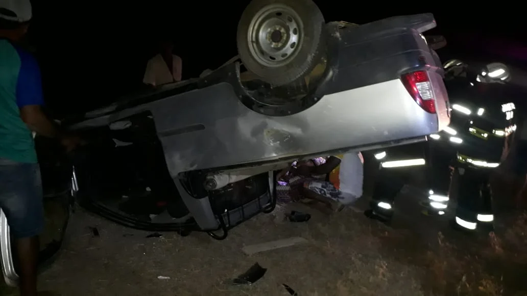 Casal ficou ferido após caminhonete capotar em Guanambi