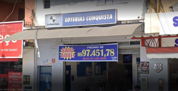 Imagem mostra a fachada de uma casa lotérica onde foram registradas apostas premiadas da Mega-Sena em Vitória da Conquista