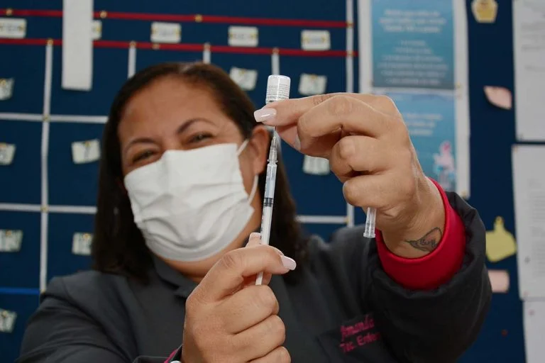 Vitória da Conquista aplica 2ª e 3ª doses contra covid-19 nesta quinta-feira