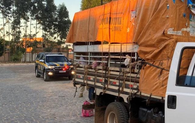 Caminhão foi retido transportando onze romeiros do Piauí com destino à Bom Jesus da Lapa