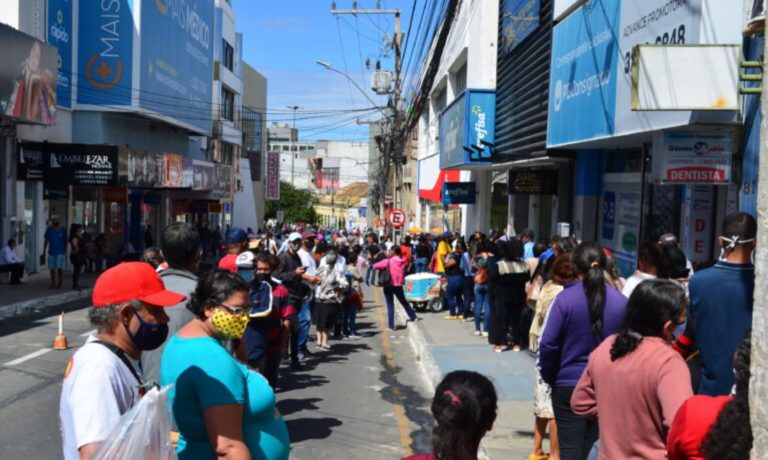Após fechamento de três agências, clientes do Bradesco se aglomeram por atendimento em Vitória da Conquista