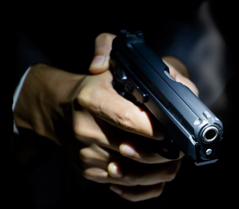 Homens armados invadiram casa e atiraram contra casal em Vitória da Conquista