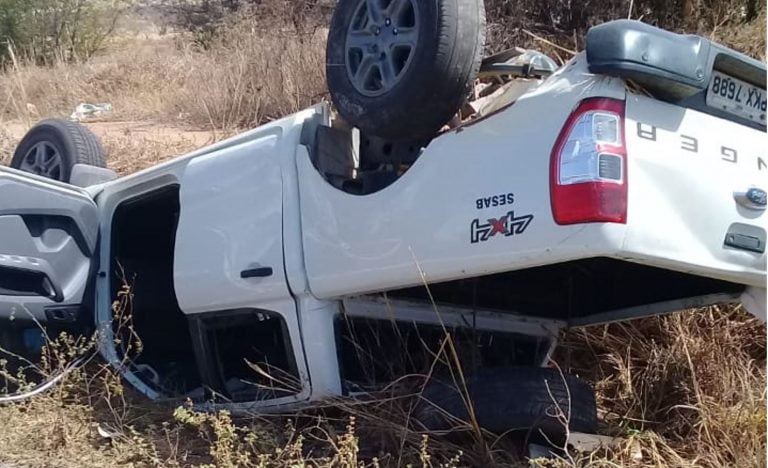 Veículo da Sesab capotou e deixou quatro feridos na BR-030 em Guanambi