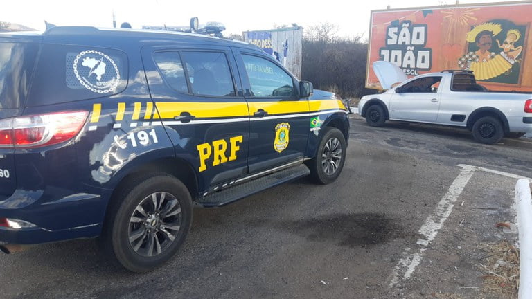 Suspeitos de roubo de cargas foram presos na BR-030 com carro roubado