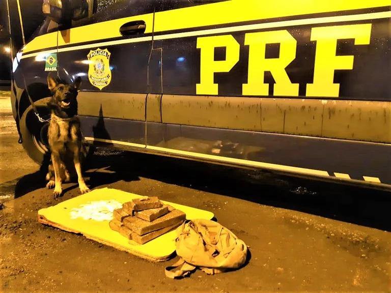 PRF prendeu mulher transportando mais de sete quilos de maconha e cocaína em Feira de Santana