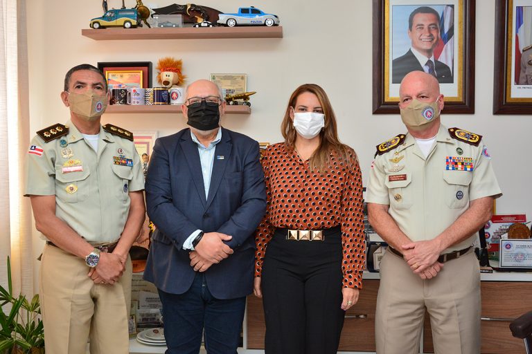 Prefeitura de Vitória da Conquista assina convênio para implantação do sistema de ensino do Colégio da Polícia Militar na rede municipal
