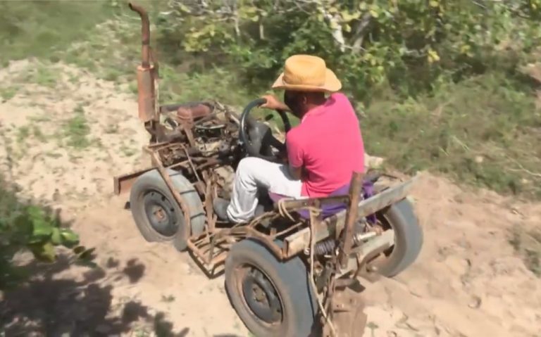 Agricultor baiano cria mini trator e arado motorizado com sucatas