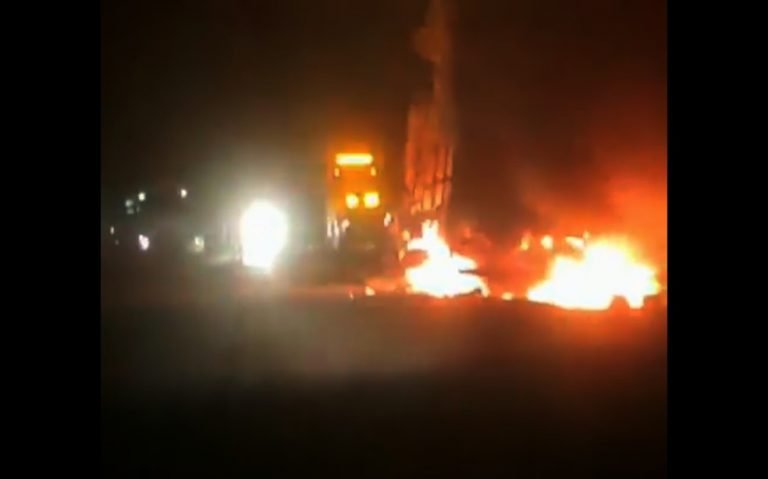 Carreta carregada de alumínio pega fogo na BR-116 em Jequié