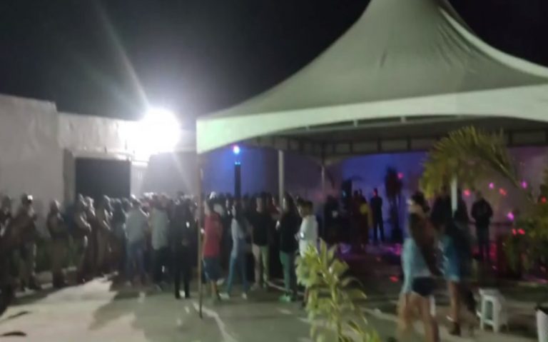 Festa com cerca 300 pessoas foi encerrada em Vitória da Conquista neste domingo