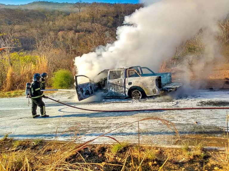 Caminhonete foi consumida por incêndio em Barreiras