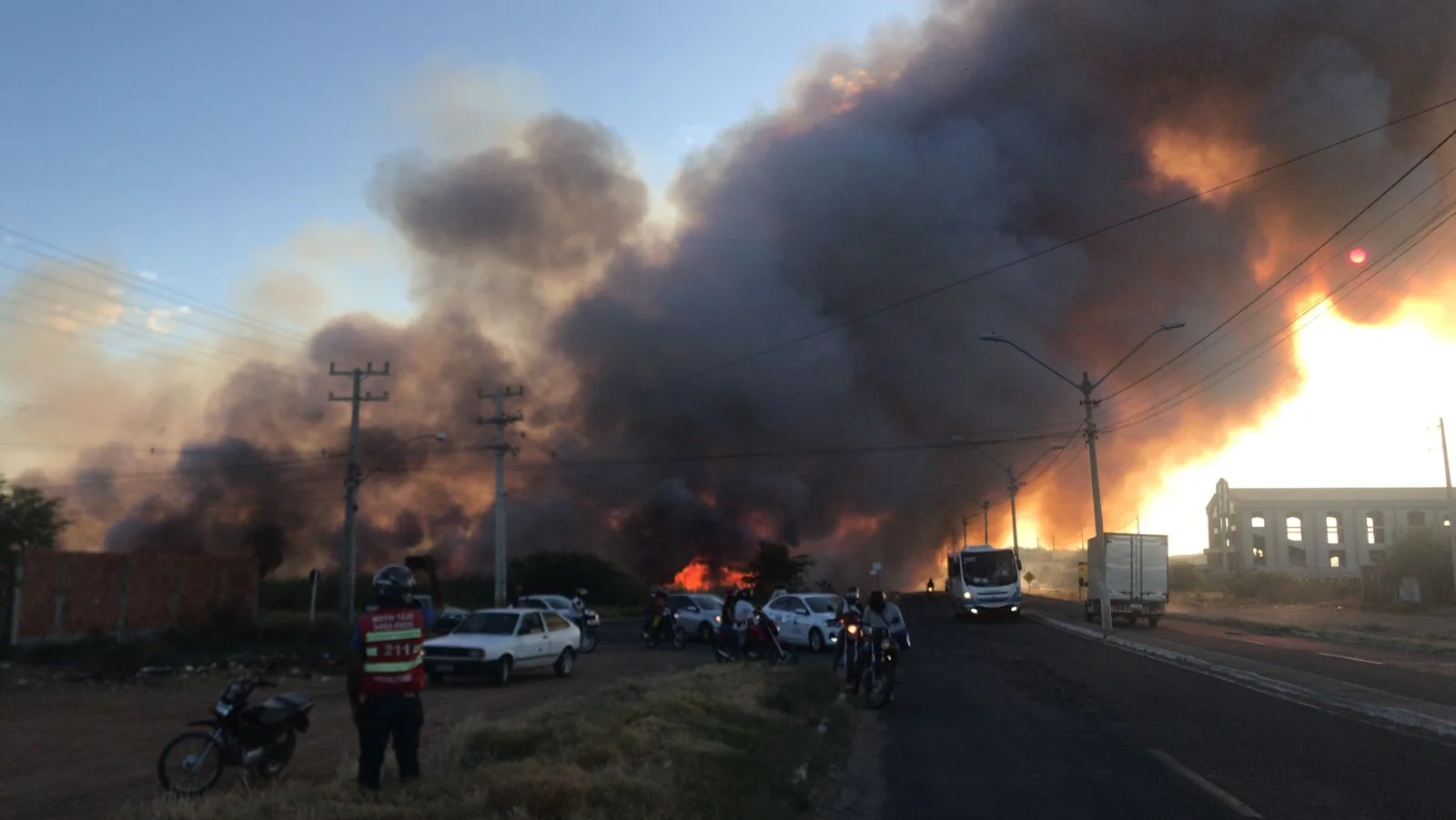 Vegetação de lagoa pega fogo e chamas atingem rede de energia em Guanambi