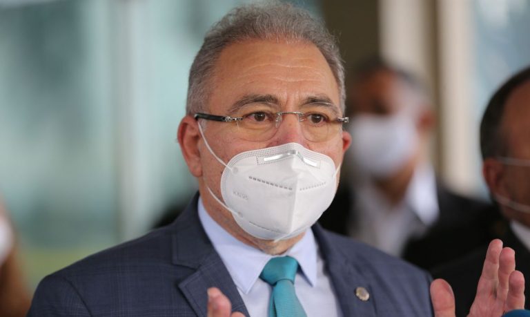 Terceira dose contra Covid-19 iniciará por profissionais da saúde e idosos, diz ministro
