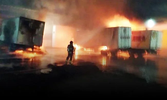 Três caminhões ficaram destruídos após incêndio em Jequié