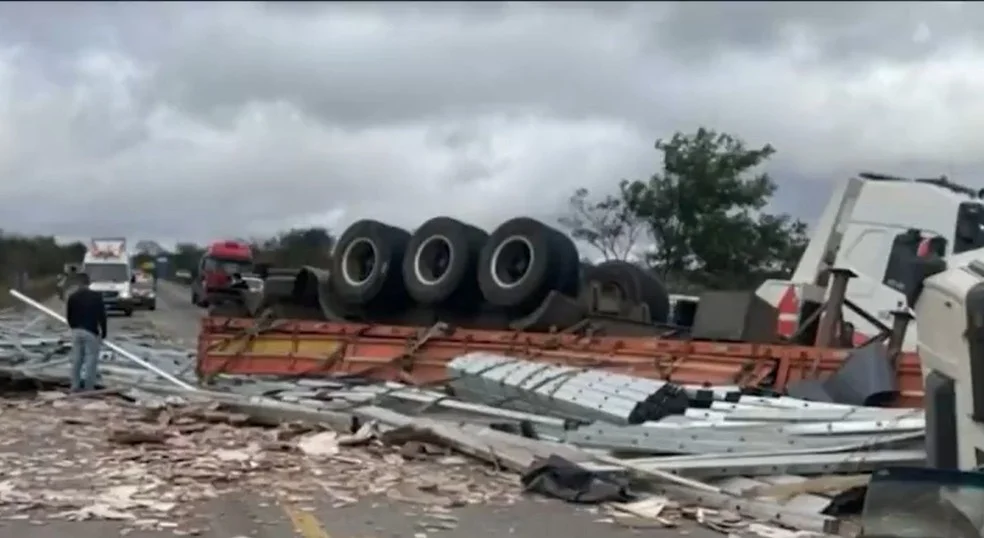Acidente com carreta provocou congestionamento de 15 km na BR-116 em Vitória da Conquista