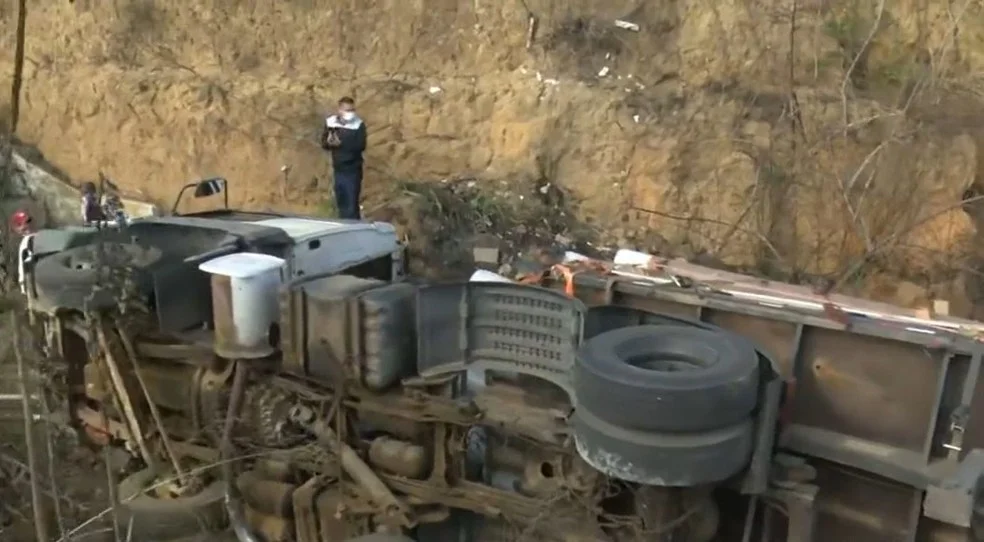 Motorista perde controle de caminhão e tomba em vala do Anel Rodoviário de Vitória da Conquista
