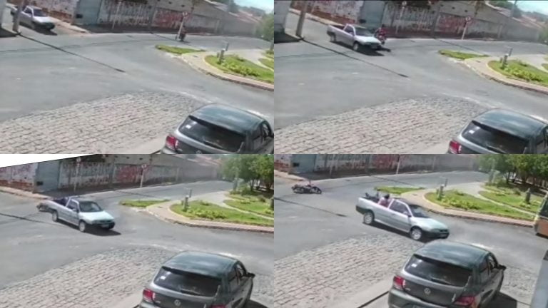 Câmera registrou motociclista caindo dentro de carroceria de pick-up após batida na Avenida Tiradentes