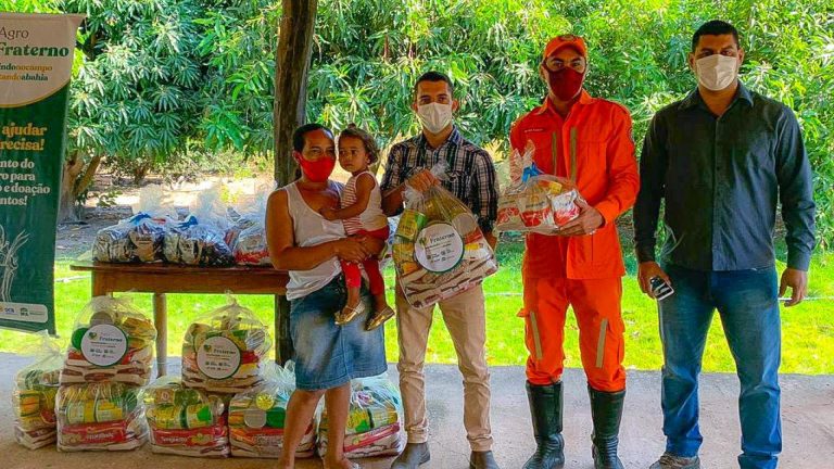 Bombeiros distribuem cestas básicas e leite para população carente em Barreiras