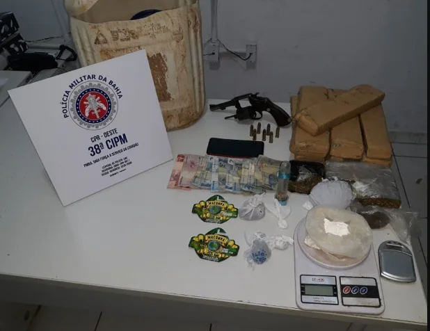 Dupla foi presa suspeita de tráfico de drogas em Bom Jesus da Lapa