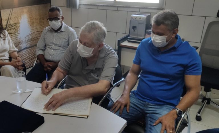 Prefeito Nilo Coelho volta de licença e reassume comando da prefeitura de Guanambi