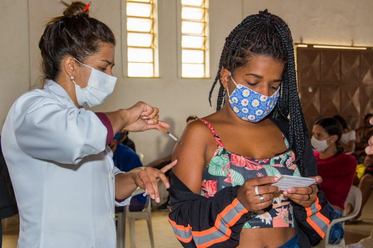 Vitória da Conquista vacinou 98% da população acima de 18 anos
