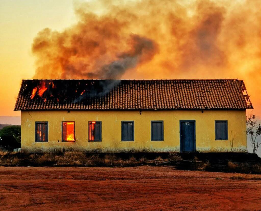 Casarão histórico pega fogo no bairro Pôr do Sol em Guanambi