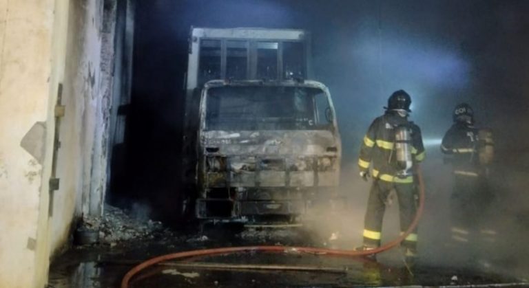 Incêndio atingiu deposito de bebidas em Vitória da Conquista