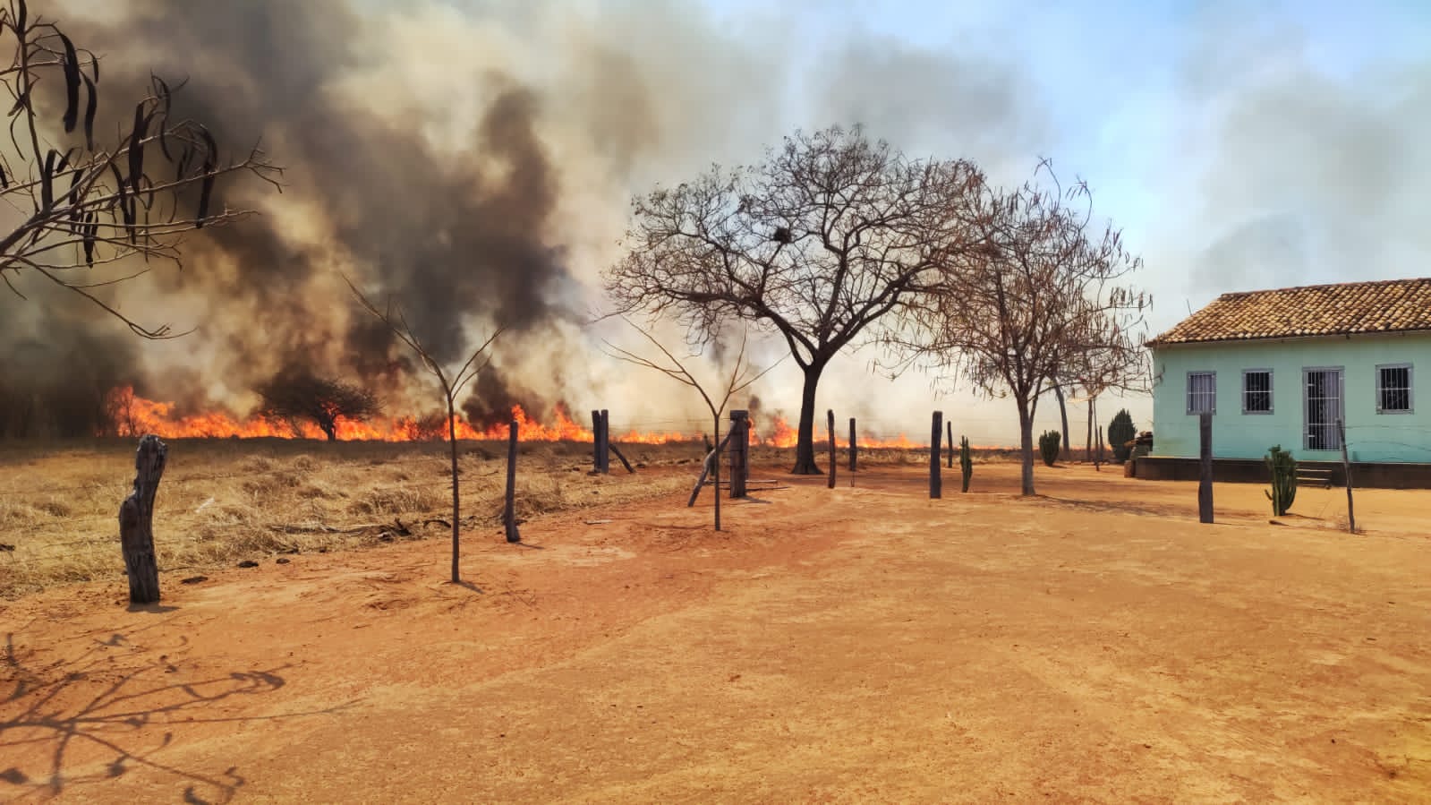 Após sete horas de trabalho, bombeiros controlaram incêndio em vegetação na zona rural de Guanambi