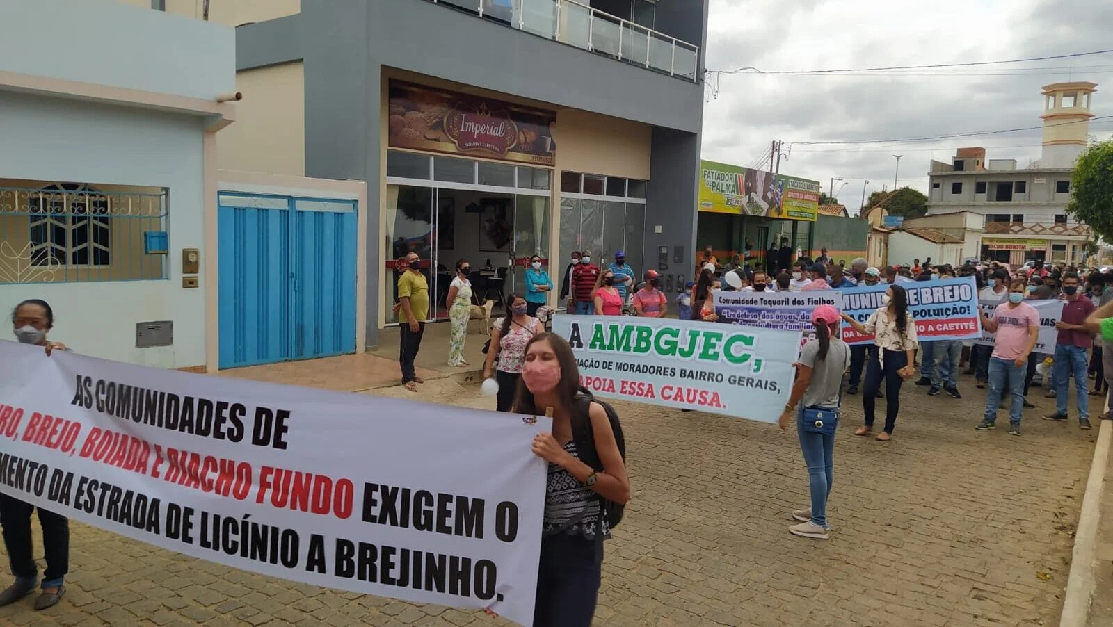 População protesta contra poluição causado por pó de minério da Bamin em Licínio de Almeida