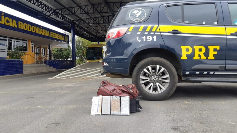 Jovem de 21 anos foi presa em Vitória da Conquista transportando quatro quilos de cocaína