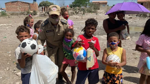Patrulha Solidária entregou alimentos e brinquedos em Vitória da Conquista