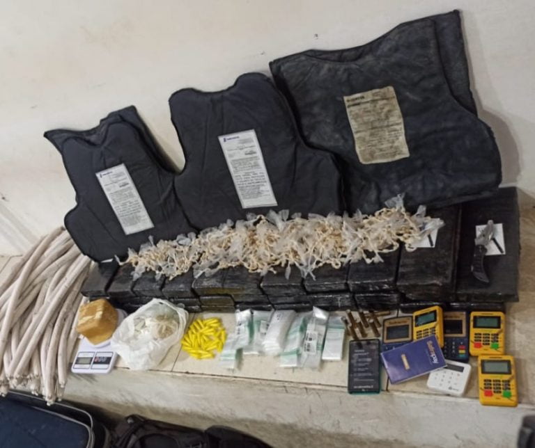 Homem foi preso com coletes balísticos, explosivos e drogas em Vitória da Conquista