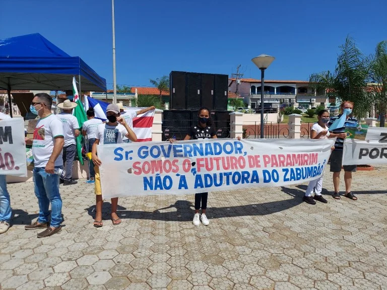 Moradores protestam contra construção de adutora na Barragem do Zabumbão em Paramirim