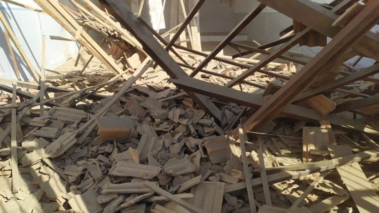 Telhado de antiga igreja desaba e assusta vizinhos em Guanambi