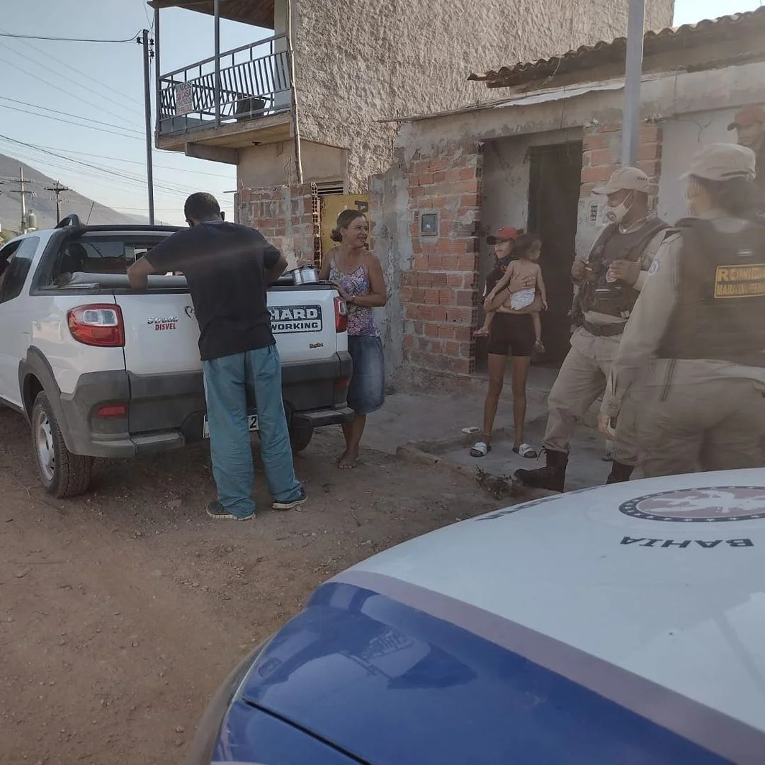 Policiais militares distribuem sopa em comunidades carentes de Jequié