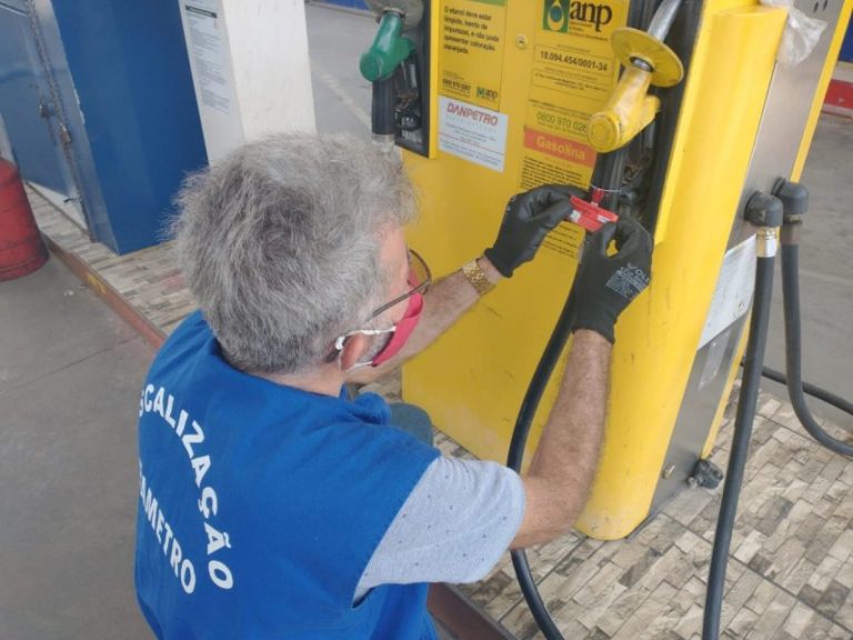 Ibametro interditou bombas de três postos em Vitória da Conquista que forneciam menos combustível do que o registrado