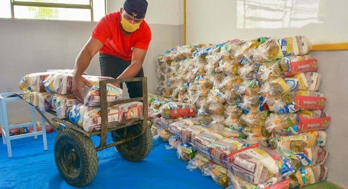Secretaria entrega mais uma remessa de kits da alimentação escolar em Vitória da Conquista