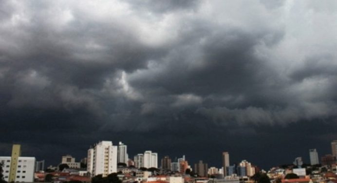 Acumulado de chuva já passa de 100 mm em alguns bairros de Vitória da Conquista desde domingo