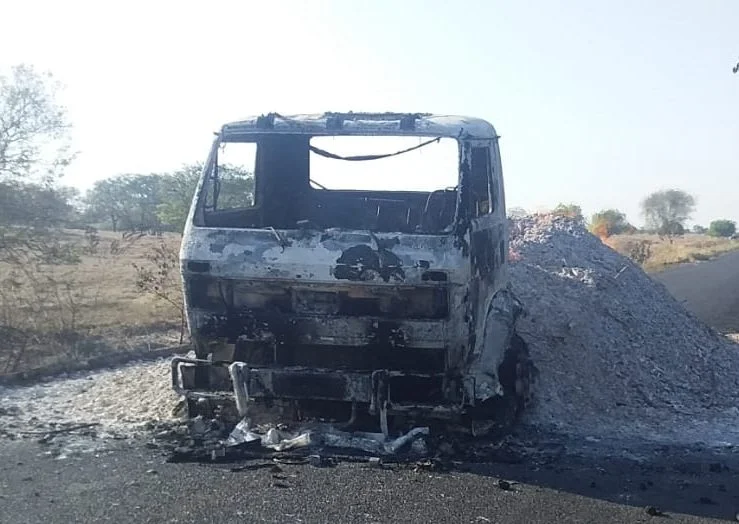 Caminhão carregado com carvão pega fogo na BA-161 em Carinhanha
