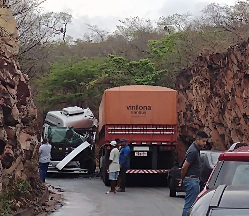 Acidente envolvendo carreta e caminhão interditou BR-430 em Igaporã
