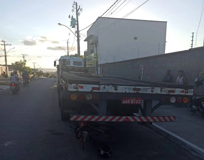Motociclista ficou ferido com gravidade em colisão com carreta em avenida de Guanambi