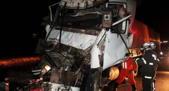 Motorista ficou ferido após bater caminhão no fundo de carreta em Barreiras